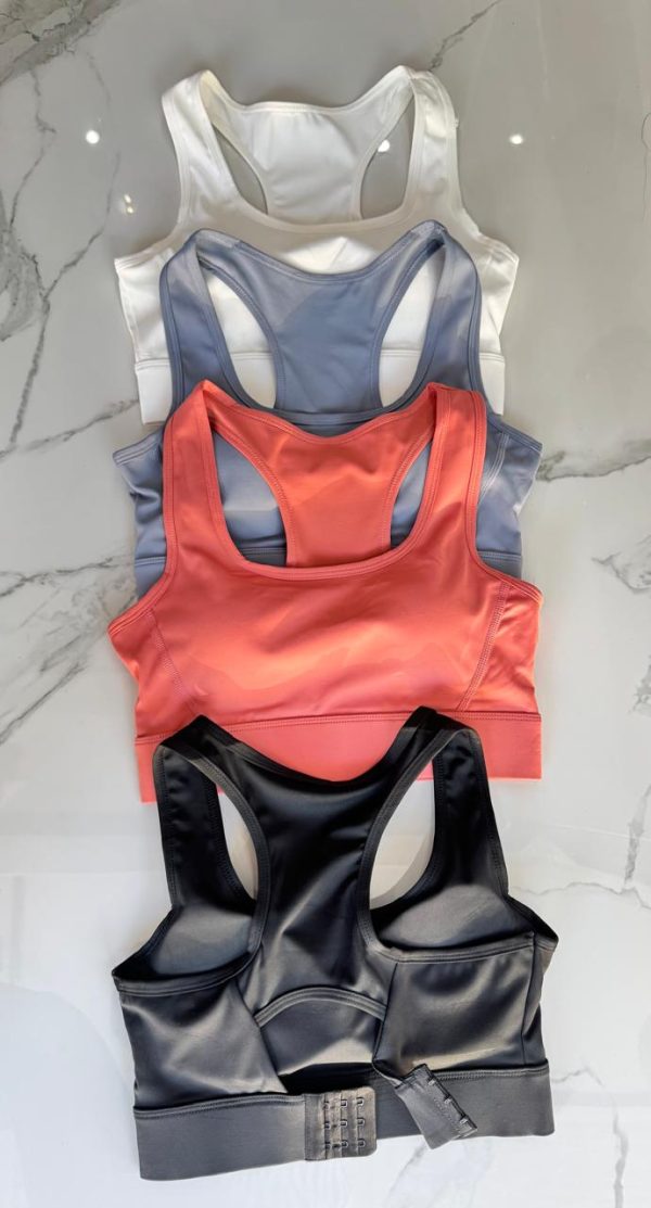 Top Vitta con broche
